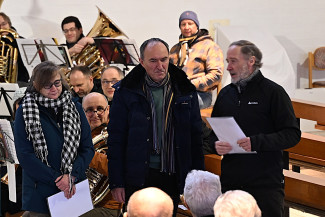 Ehrung zweier langjähriger Posaunenchorfmitglieder durch den  Simbacher Chorleiter Karl Wonner .