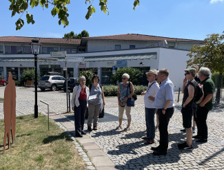 Pfarrin Schnütgen und die Teilnehmer:innen an einer Station des Emmauswegs