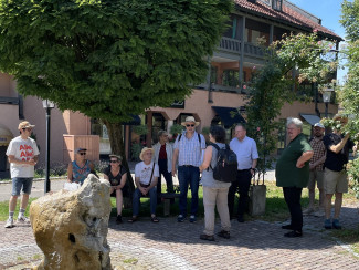 Pfarrerin Sibbor-Heißmann und die Teilnehmer:innen an einer Station.
