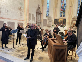 Die Musiker des Eröffnungskonzertes im Altarraum der St. Laurentiuskirche verteilt.