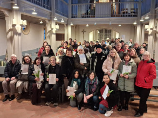 Die Absolvent:innen des ESG-Deutschkurses mit Ihren Zertifikaten in der Stadtpfarrkirche.