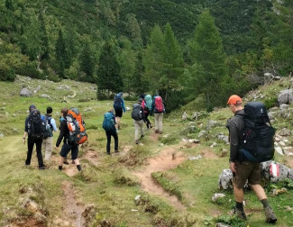 Pilger beim Abstieg in den Alpen