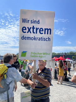 Mann mit Plakat "Wir sind extrem demokratisch"