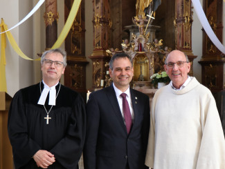 Gruppenbild mit Dekan Wilde, Landrat Kneidinger und Dekan Tiefenböck