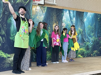Spielszene: Figaro und Kinderschauspieler.