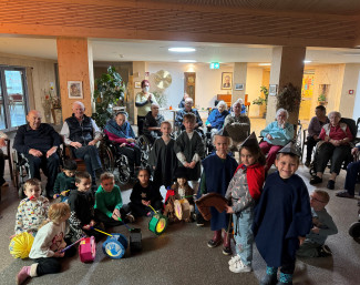 Kindergartenkinder besuchen das Altenheim
