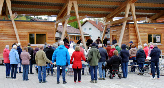 Menschen versammeln sich zum Friedensgebet vor dem Kurpavillion in Spiegelau.