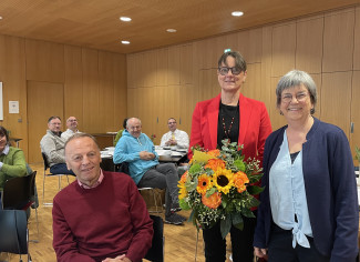 Gabi Zahn mit Blumenstrauß, daneben Sabine Hofer