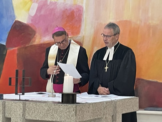 Bischof Oster und Dekan Wilde beim ökumenischen Gebet am Altar der Emmauskirche