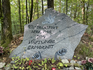 Gedenkstein im Wald von Nammering