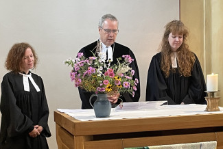 Dekanin Mikšíková, Dekan Wilde und Pfarrerin Sasse am Altar
