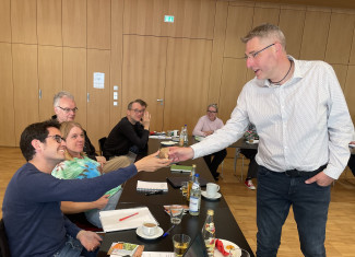 Dr. Stefan Gehrig verteilt Geschenke