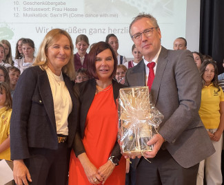 Manuaöla Scheuchl, Heide Hesse und Dekan Jochen Wilde mit Abschiedsgeschenk in der Hand.