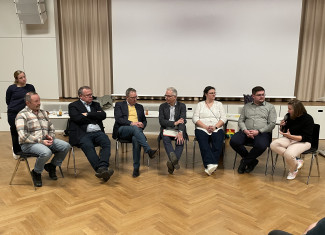 Die leitenden Personen der beiden Dekanate sitzen im Halbkreis und diskutieren