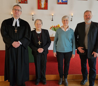 Dekan Wilde, Lektorin Scherer, und Ehepaar Kirchner vor dem Altar der Martin-Luther-Kirche Grafenau.