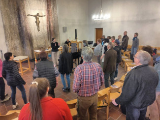 Stimmbildungsübung in der Kirche