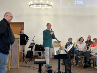 Pfarrer Weinmair begrüßt die Gäste in der Kirche