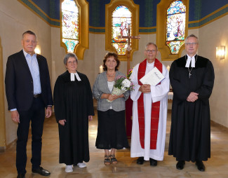 Vor dem Altar: Von rechts: Dekan Jochen Wilde, Pfarrer Manfred Greinke und seine Frau Maria Himmer, Vertrauenspfarrerin Sabine Hofer, Vertrauensmann des Kirchenvorstandes Peter Wolfrum.