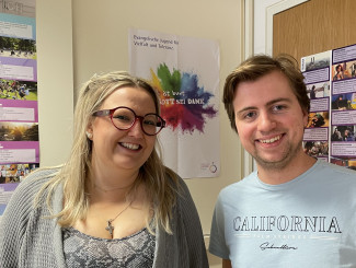 Veronica Gruber und Tobias Zitko im Büro der EJ