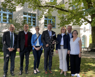 (v.l.n.r.) Christian Ceglarek, Dekan Jochen Wilde, Martina Schweitzer, Jochen Schweitzer, Manuela Scheuchl, Stefan Lang und Pfarrerin Sabine Hofer beim Empfang auf dem Schulcampus.