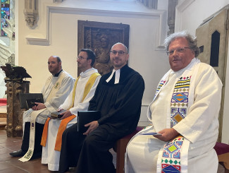 Die Pfarrer von katholische, altkatholische und evangelischer Kirche beim ökumenischen Gedenkgottesdienst zum Kriegsende in der Andreas-Kapelle in Passau.