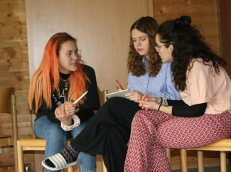 Intensive Gruppenarbeit gehört dazu.   (v.l.n.r.) Sabrina Kluge, Anna Orttenburger und Alexandra Schenker von der Dekanatsjugend Passau