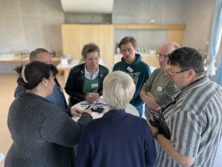 Eine Arbeitsgruppe diskutiert am Stehtisch