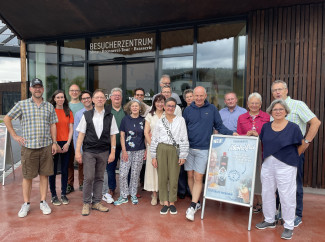 Gruppenfoto von den Teilnehmer:innen der Dekanatskonferenz vor der Hausbrennerei Penninger.