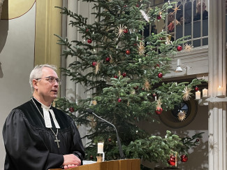 Dekan Jochen Wilde am Pult der Stadtpfarrkirche.