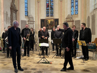 Die Musiker:innen freuen sich über den Applaus