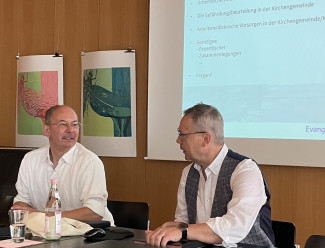 Andreas Hetzel und Dekan Jochen Wilde eröffnen sitzend die Dekanatskonfernz.