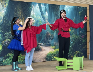 Spielszene: der Fliegdne Holländer heiratet die Musiklehrerin und wird erlöst.
