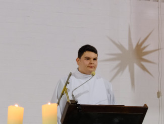 Jonas Hüttner predigt in der Kirche.