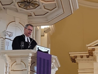 Dekan Wilde auf der Kanzel der evangelischen Kirche in Linz