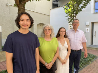 Omid Babakhan, Gina Roitman, Laura Röckl und Dekan Jochen Wilde 