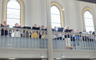 Der Kammerchor singt auf der Empore