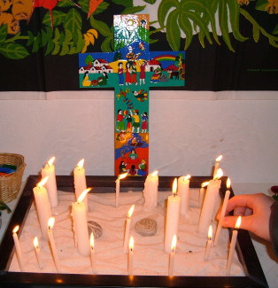 Kerzen und Kreuz