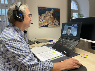 Dekan Jochen Wilde am Labtop in seinem Schreibtisch im Büro.