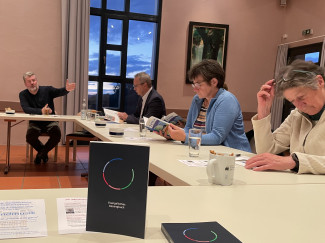 Ein Teil der Konventteilnehmer am Tisch sitzend.
