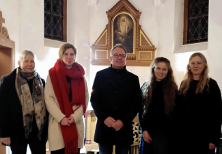 Die Musiker:innen des Konzerts stehen vor den Altar