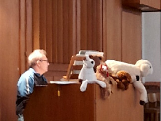 Organist Dietz mit Tierfiguren an der Orgel.