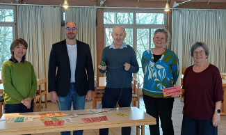 Drei der vier Vorstizenden der evangelischen Kita-Träger:innen im Evangelischen Dekanasts Passau, eine Vertreterin der Gesdamtverwaltungsstelle, sowie eine Fachberaterin präsentieren die Ergebnisse der Sitzung.