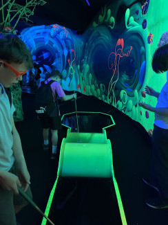 Minigolfen bei Schwarzlicht