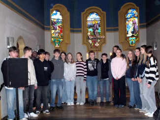 Gruppenfoto der Konfis im Altarraum der Christuskirche Pfarrkirchen.