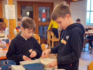 Zwei Kinder bauen mit Legosteinen