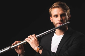 Oleksandr Kornieiev mit Querflöte.