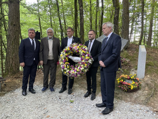 Kranzniederlegung im Wald von Nammering