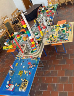 Eine Stadt gebaut aus Legosteinen in Kreuzform.