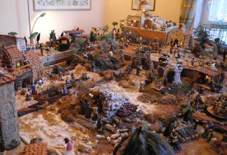 Krippenlandschaft aufgebaut im Wohnzimmer