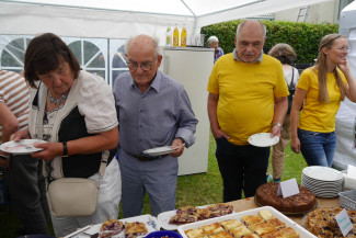 Anstehen an der Kuchentheke